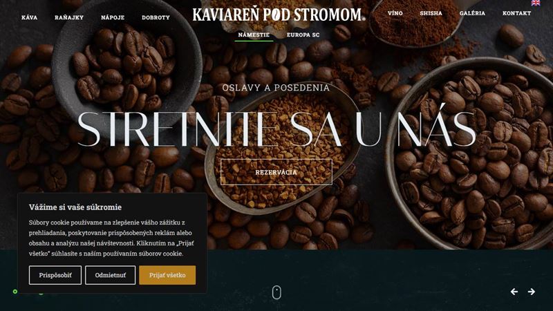 bb_00072 Kaviareň pod stromom